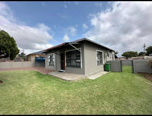 3 BEDROOM HOUSE FOR SALE IN SOUTH HILLS